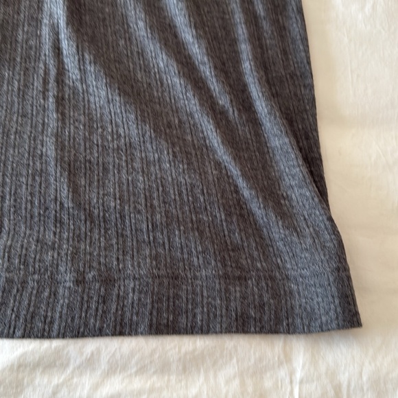 Cute grey ribbed sleeveless top with 4 jet button closure and black pleated edge - Picture 10 of 10